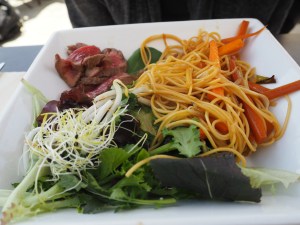 Tataki de boeuf, nouilles sautées, petits légumes