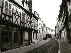 # r u e   # B o u r g e s   # B e r r y   # m a i s o n s   # c o l o m b a g e s   # n o i r e t b l a n c   # i g e r s f r a n c e